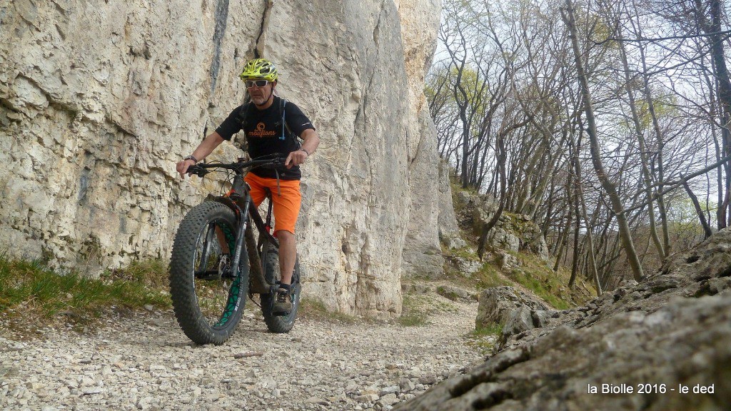 au pied des voies d'escalade