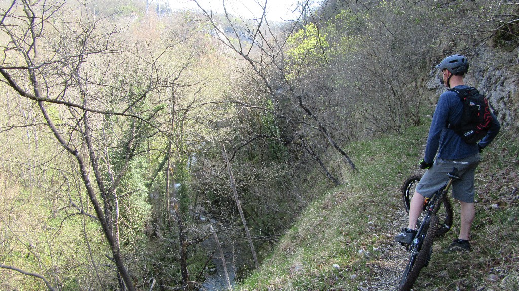 Sous la route, au-dessus des Usses