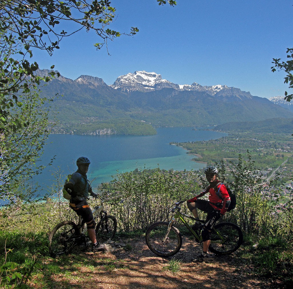 #10 la photo classique au seul endroit où la vue se dégage. lac d la photo classique au seul endroit où la vue se dégage. lac d'Annecy et massif de la Tournette au fond