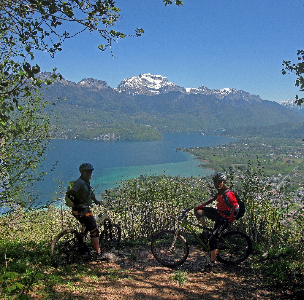 la photo classique au seul endroit où la vue se dégage. lac d'Annecy et massif de la Tournette au fond