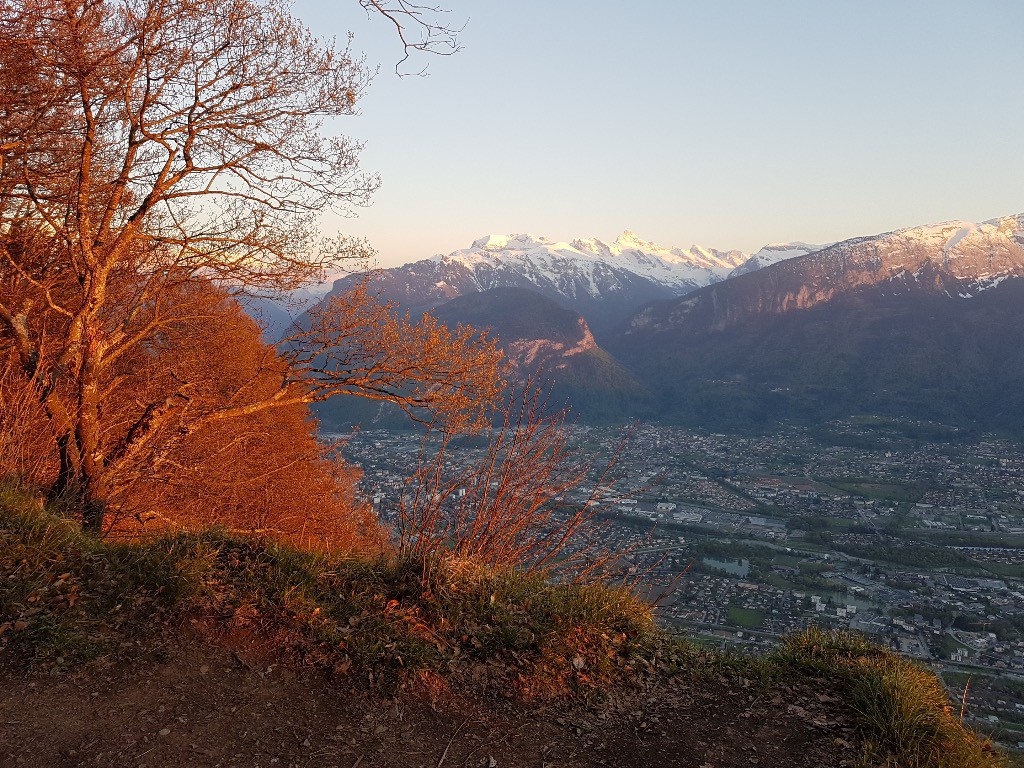 #10 Sommet ! Vue sur la chaîne des Aravis et Cluses en bas Sommet ! Vue sur la chaîne des Aravis et Cluses en bas