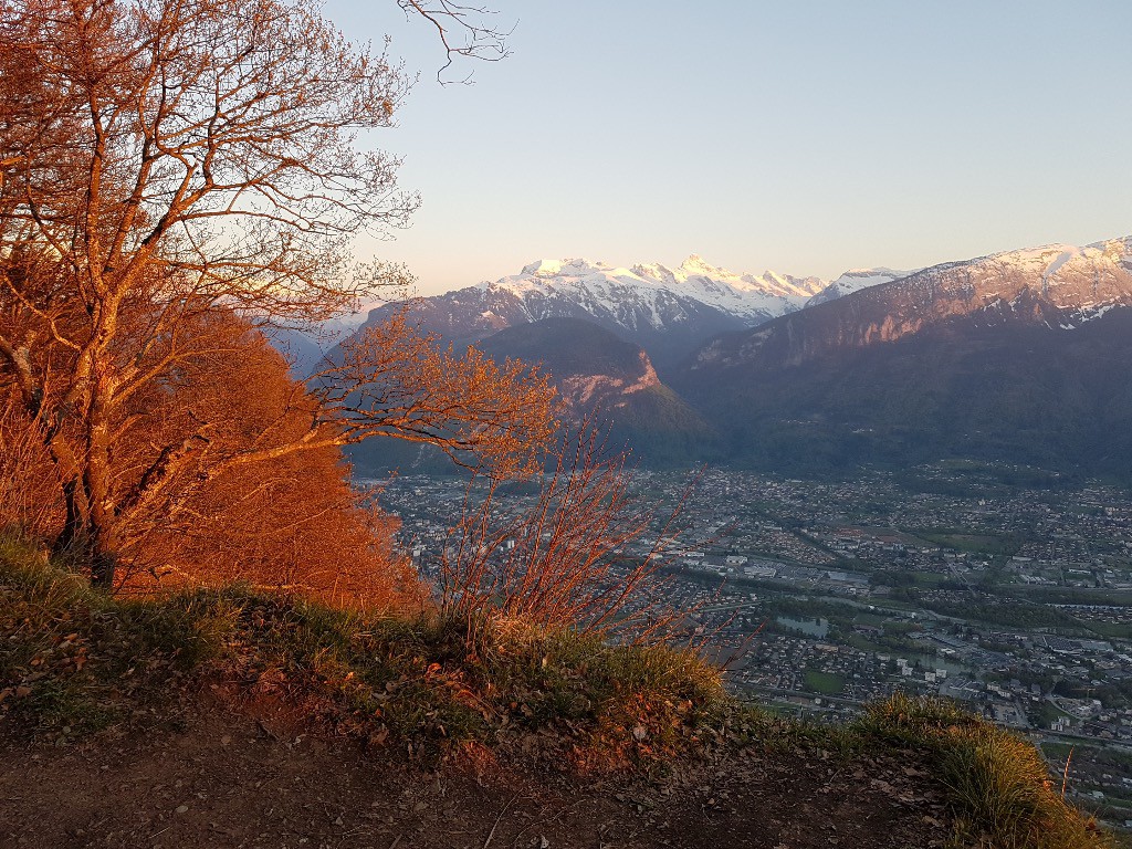 Sommet ! Vue sur la chaîne des Aravis et Cluses en bas