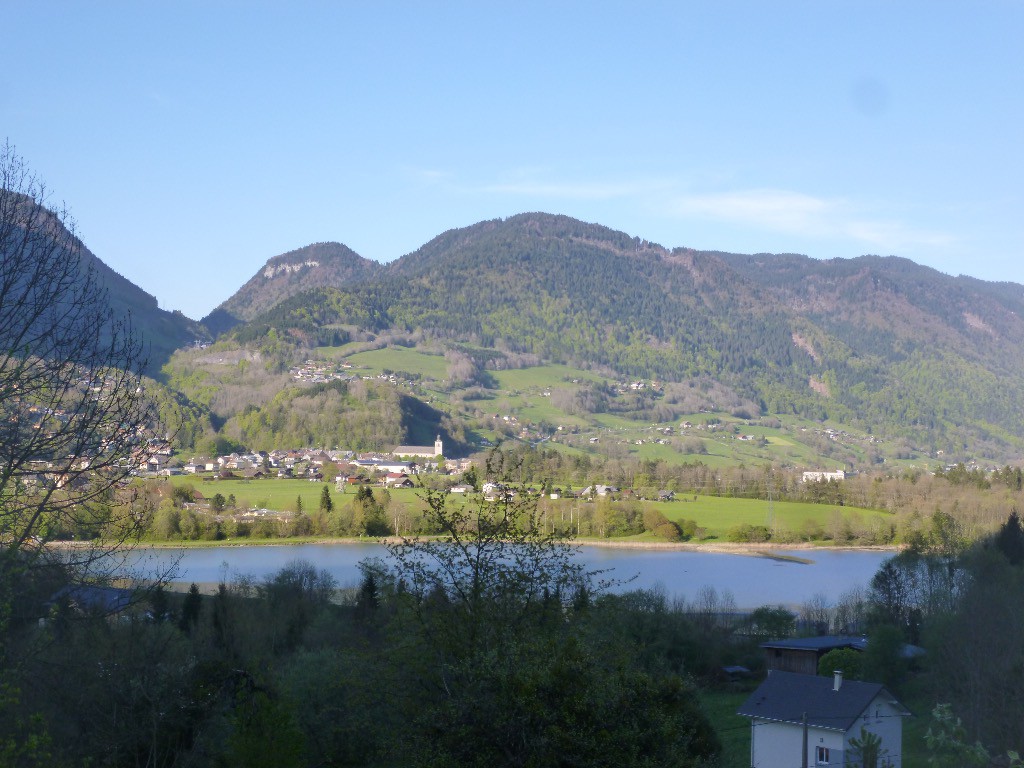 La ville de Taninges et son imposante église