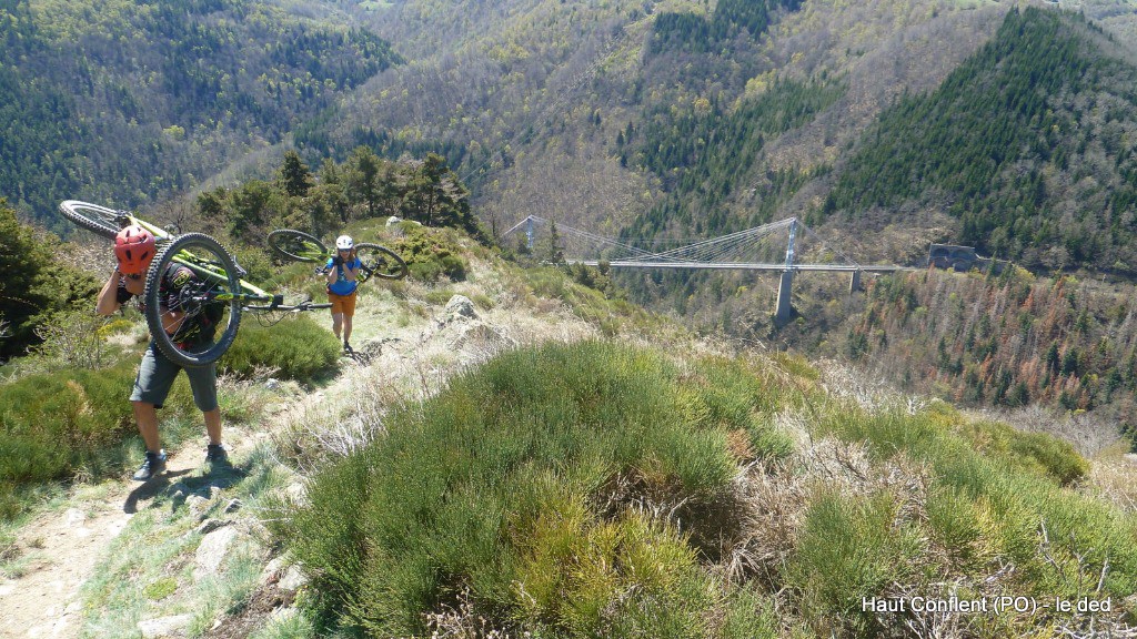 portage sur fond de viaduc ferroviaire