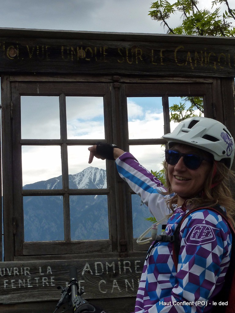 Jujols et sa fenêtre sur le Canigou 