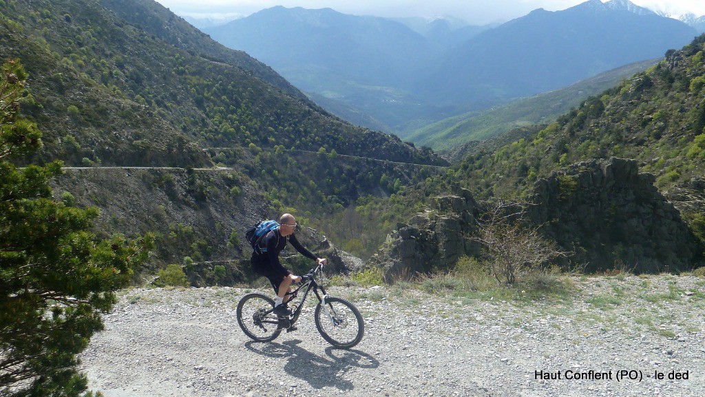 la piste de montée et le sentier Cami Ramader en contre bas