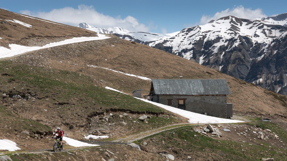 #3 Chalet de Bizard et Crêt du Rey au fond Chalet de Bizard et Crêt du Rey au fond