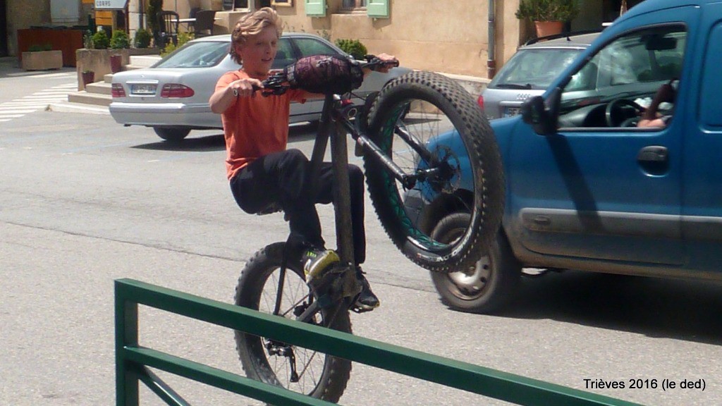 #24 le petit gars en BigFat wheeling. Quelle aisance ! le petit gars en BigFat wheeling. Quelle aisance !