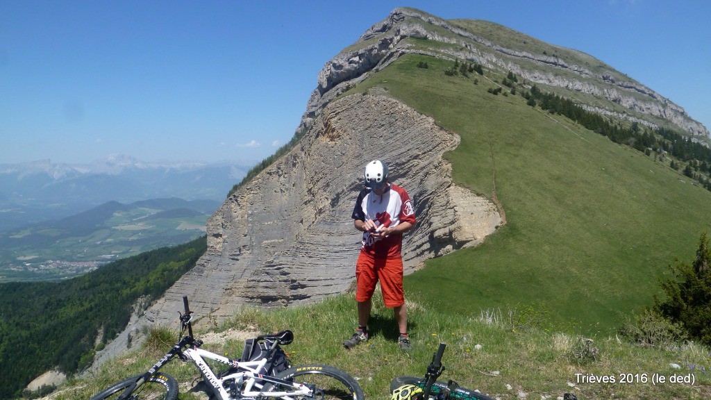 la portion d'alpage derrière marque le col de la Brèche juste au dessus de la ravine !