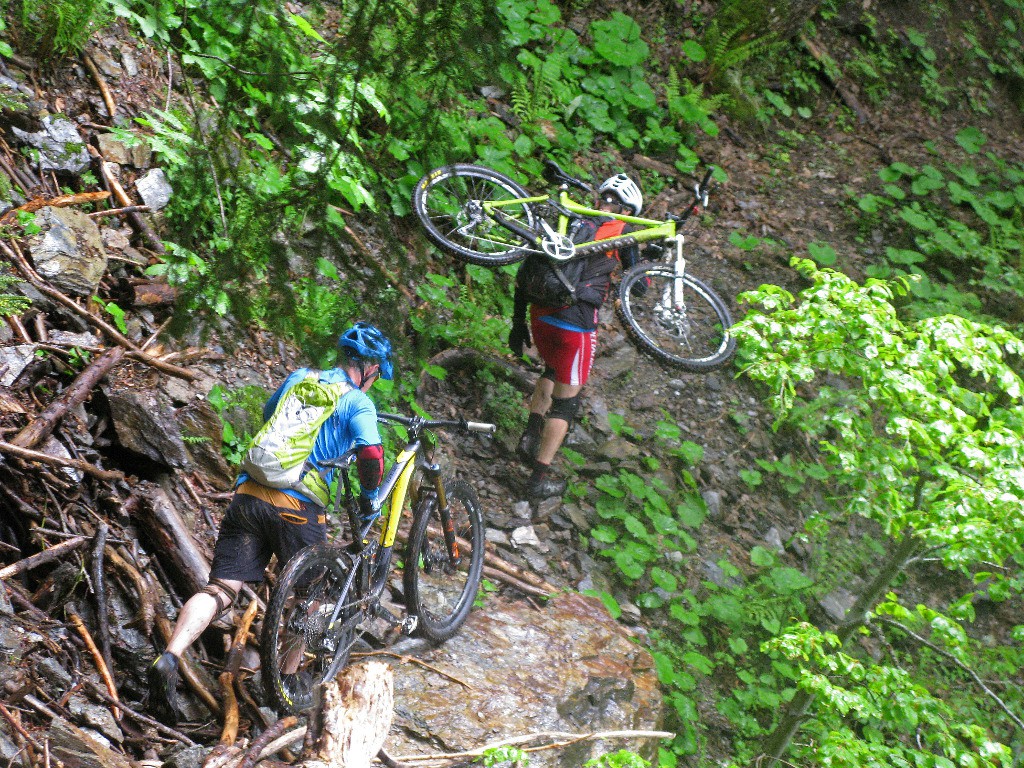 On a même testé dans les deux sens !
Admirez quand même le nouveau VTT de Totoff. test en conditions humides validé