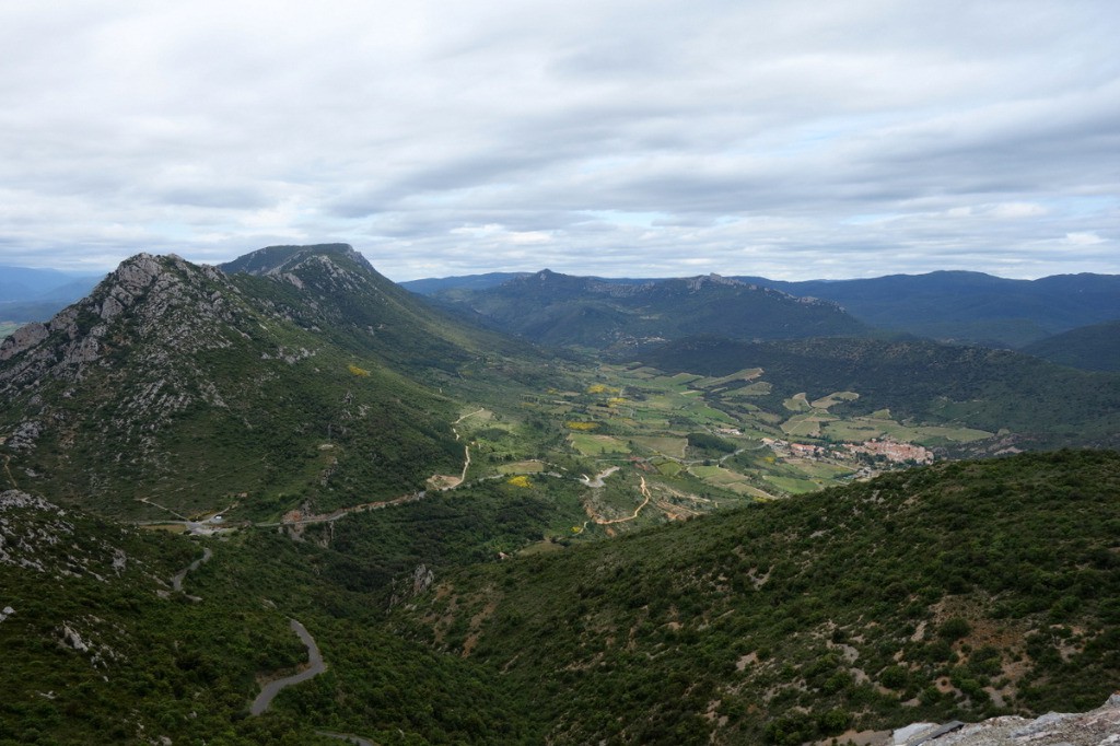 Cucugnan et Peyrepertuse depuis Quéribus