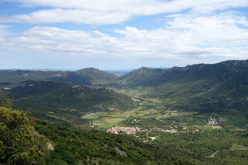 #10 Duilhac et Quéribus depuis Peyrepertuse; au fond: la mer ! Duilhac et Quéribus depuis Peyrepertuse; au fond: la mer !