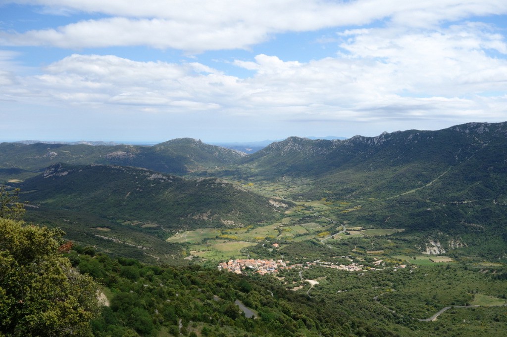 Duilhac et Quéribus depuis Peyrepertuse; au fond: la mer !