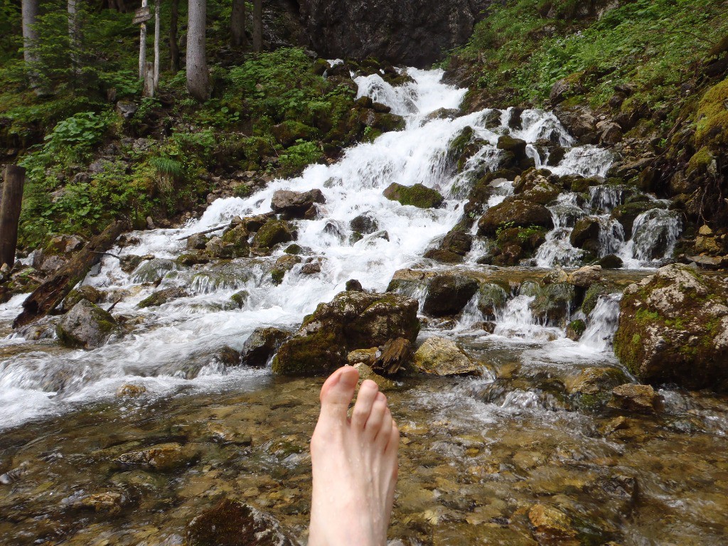 La Source du Brevon : traversée à pieds nus, de l'eau à hauteur des genoux.
