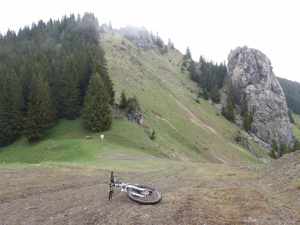 Col des Follys : remonter la piste de ski pour retrouver le sentier.