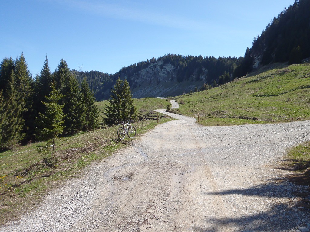 #4 la piste pour grimper au refuge, c la piste pour grimper au refuge, c'est lisse, large, aucun obstacle.