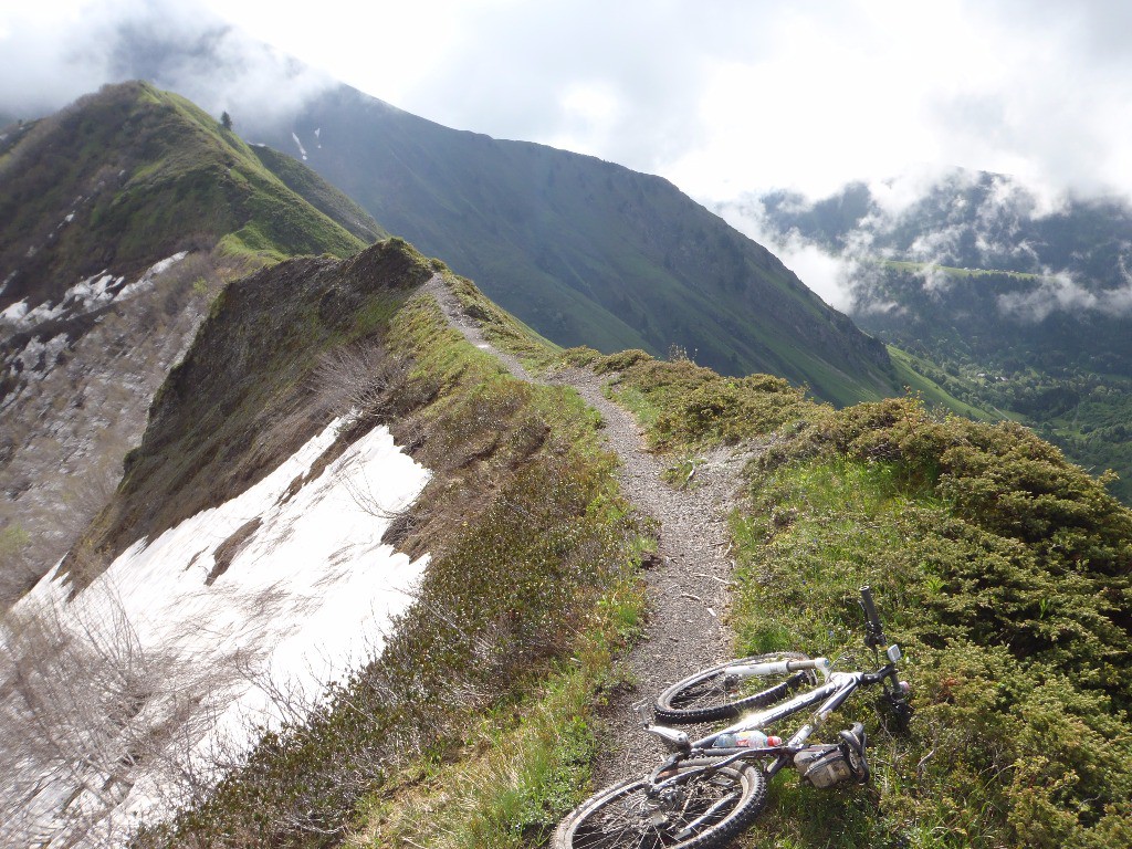 Sentier aérien : Au pied de Tête de Charseuvre > Col de Foron. Des petites portions cyclables.