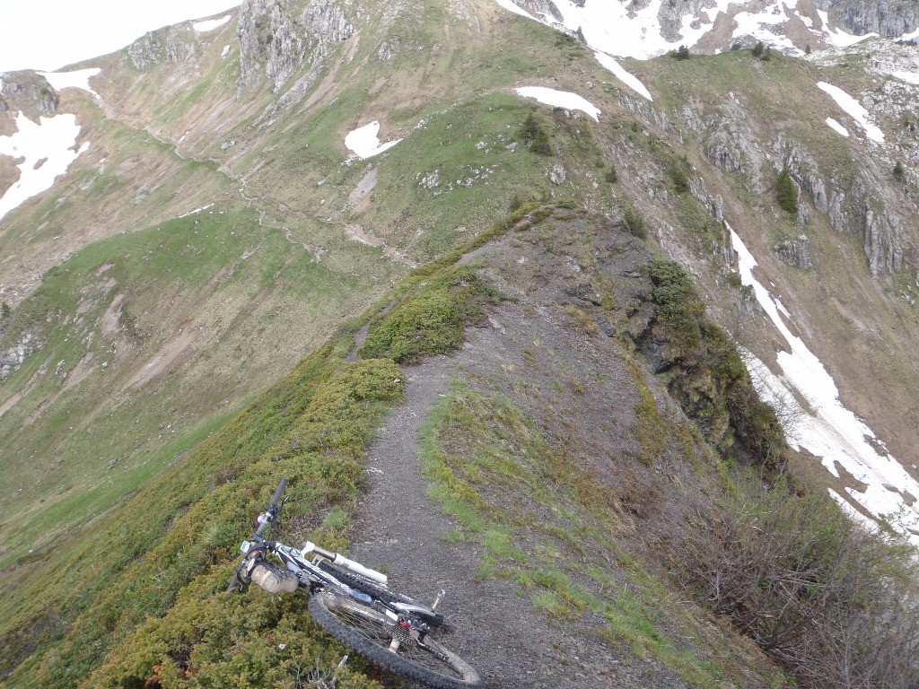 Sentier aérien : Au pied de Tête de Charseuvre > Col de Foron : En face à gauche le Col de Chalune.