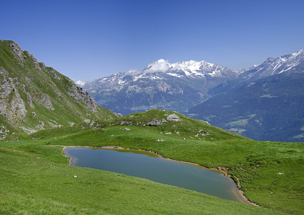 #48 Lac de Guio et Massif du Mt Pourri au fond. Lac de Guio et Massif du Mt Pourri au fond.