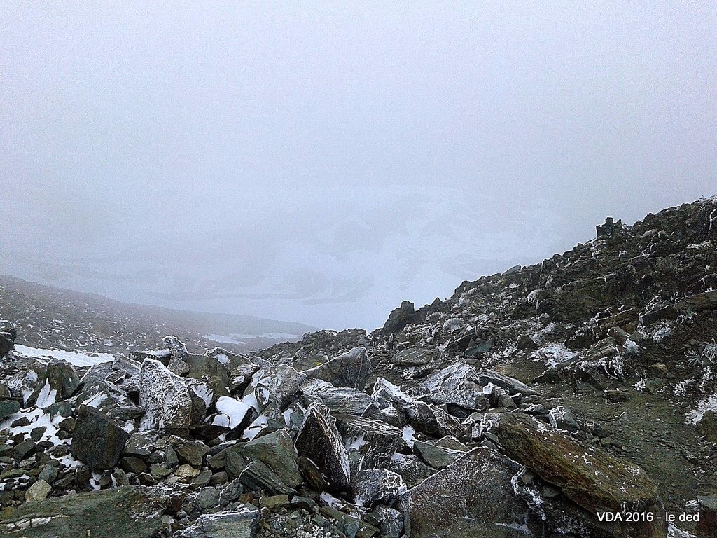 le versant ouest, embrumé, froid, enneigé et glacial mais beau