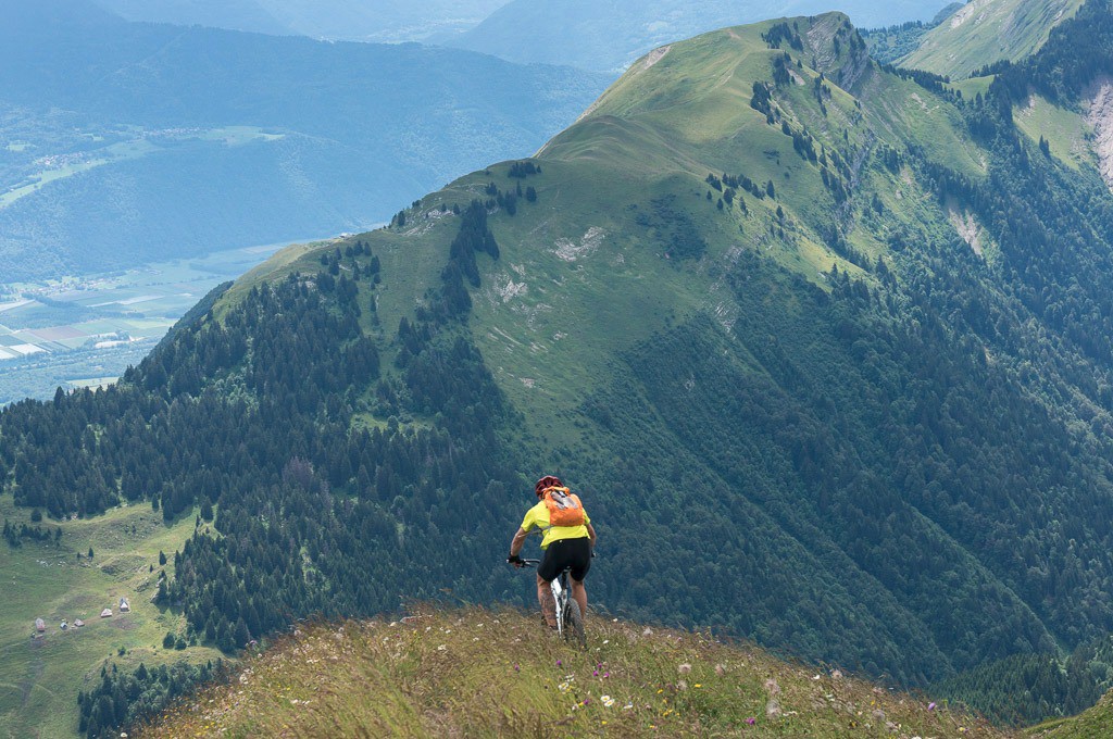 Coup d'oeil sur les Chalets de l'haut du Four et le Grand Roc