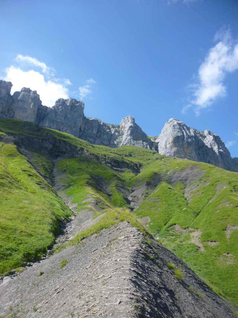 Joli décor avec les Tours d'Areu, prisées des (forts) grimpeurs