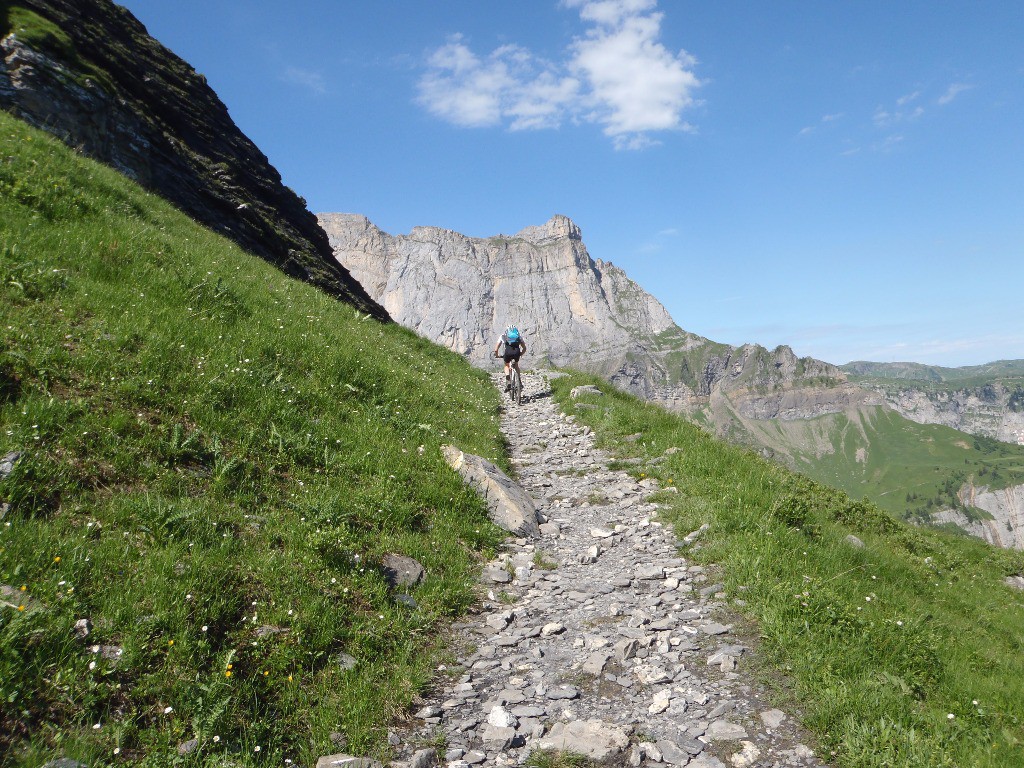 Le Petit Col d'Anterne : Même la partie haute est plus praticable, les gros cailloux ont été retirés. 