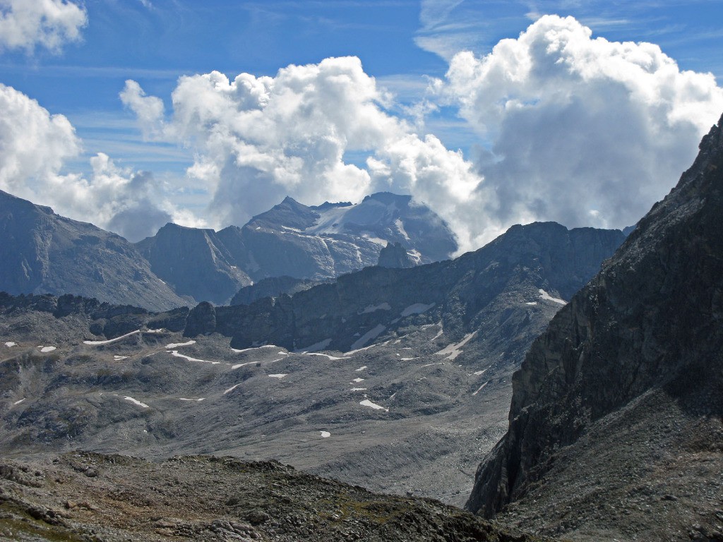Vallon d'Etache et au fond la Pointe Niblé et le glacier Ferrand.