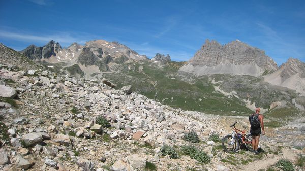 La caillasse : Faut pas trop songer à la descente de ce côté du col