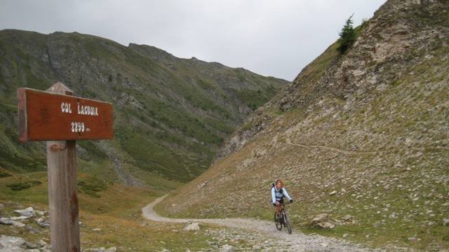 #3 Col Lacroix : Maud arrive poussée par le vent ;-) Col Lacroix : Maud arrive poussée par le vent ;-)