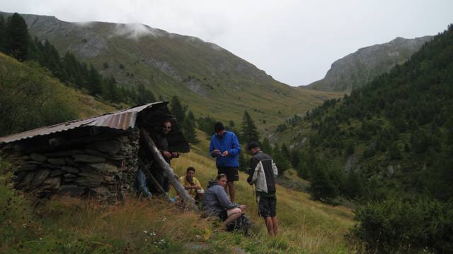 #2 Pause Andouillette - fromage : Là il commence à faire froid ! Col Lacroix au fond. Pause Andouillette - fromage : Là il commence à faire froid ! Col Lacroix au fond.