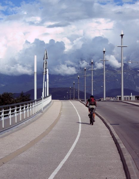 Yeeeeesss, pont de Catane : Dernière difficulté de notre GTV ;-) On a bien fait de tenter notre chance malgré la météo de vendredi catastrophique ! Heureux !