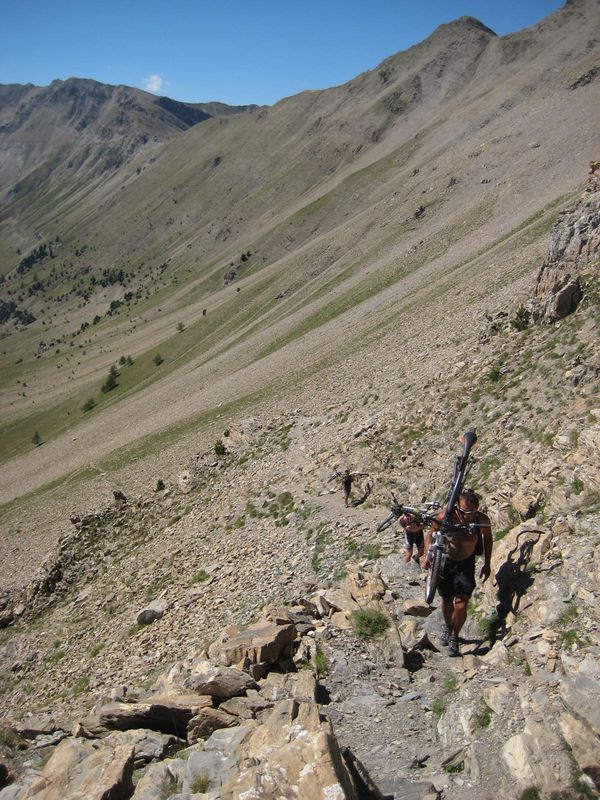 #15 Montée à la Pare : Bien rustique le portage ! Col des Orres touuut là-bas au fond. Montée à la Pare : Bien rustique le portage ! Col des Orres touuut là-bas au fond.