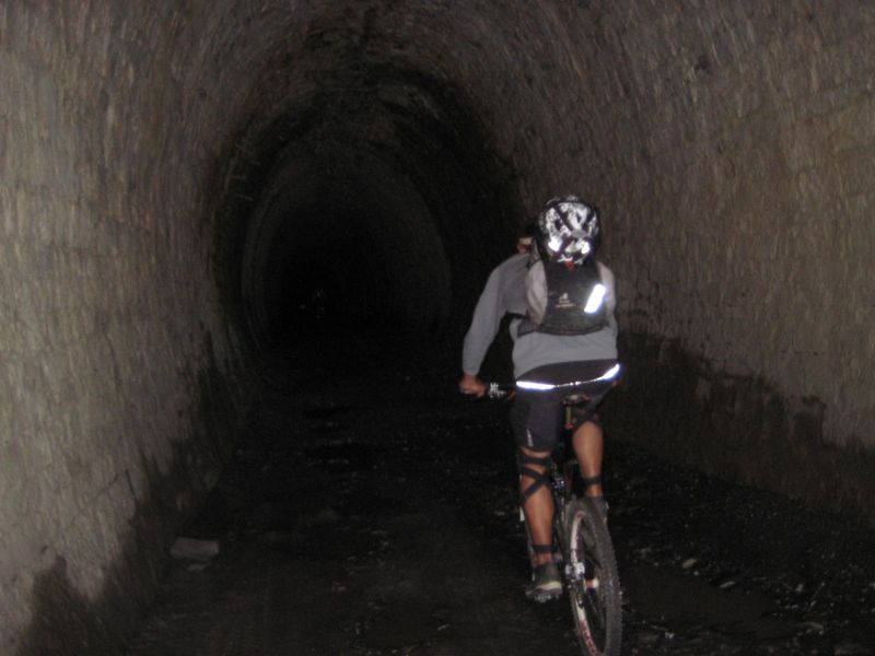 #3 Traversée du tunnel : Frontales et polaires sont de rigueur pour traverser ce trou noir et humide. Traversée du tunnel : Frontales et polaires sont de rigueur pour traverser ce trou noir et humide.