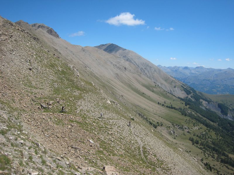 #12 Descente du col des Orres : On devine le col de La Part au fond. Le sentier traverse en hauteur de forêt. Descente du col des Orres : On devine le col de La Part au fond. Le sentier traverse en hauteur de forêt.