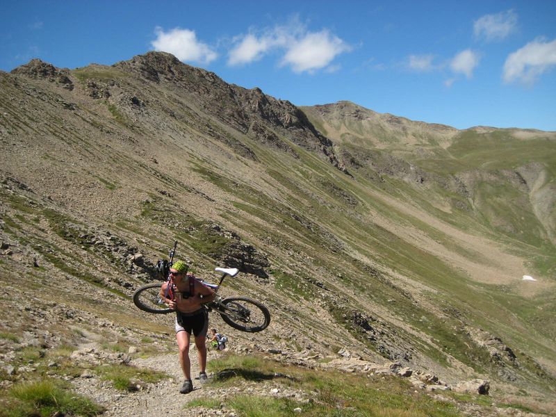 #11 Arrivée au Col des Orres : Marcus a sorti le système de portage. Arrivée au Col des Orres : Marcus a sorti le système de portage.