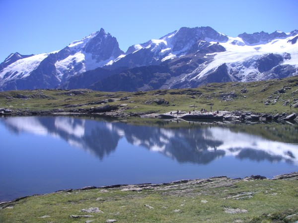 #2 La Meije depuis le lac Noir : La même vue depuis le lac suivant :), le reflet dans l La Meije depuis le lac Noir : La même vue depuis le lac suivant :), le reflet dans l'eau est moins net, dommage...