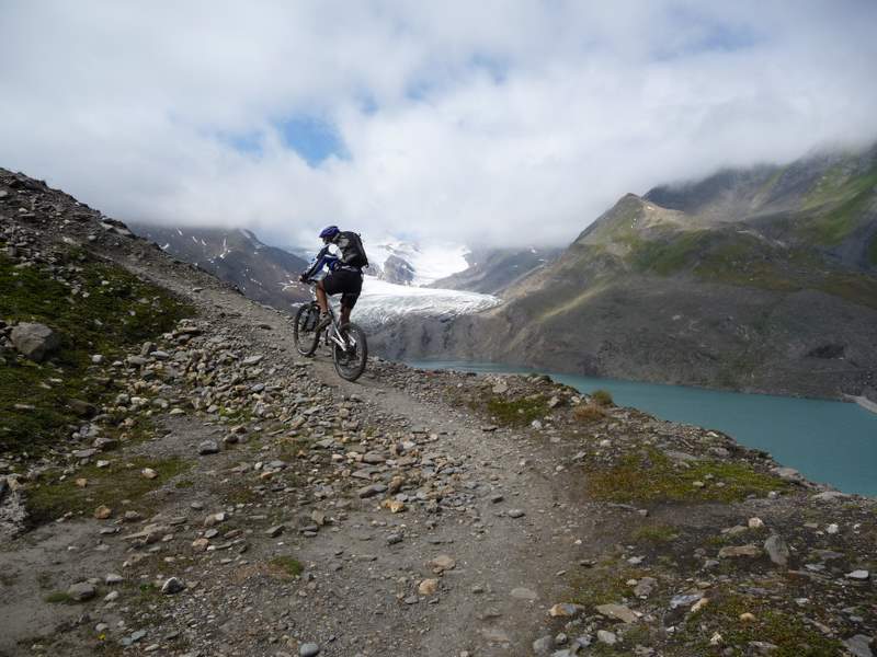 #1 Griessee : François devant le Griessee et le Griesgletscher Griessee : François devant le Griessee et le Griesgletscher