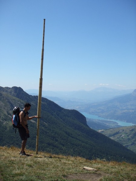 #6 Col de Girabeau : Le col de Girabeau transformé en oeuvre d Col de Girabeau : Le col de Girabeau transformé en oeuvre d'art avec ces instruments à vent.
Au fond le lac nous attend.