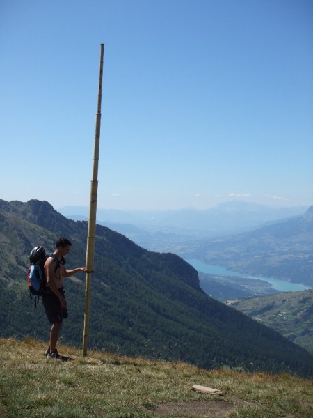 Col de Girabeau : Le col de Girabeau transformé en oeuvre d'art avec ces instruments à vent.
Au fond le lac nous attend.