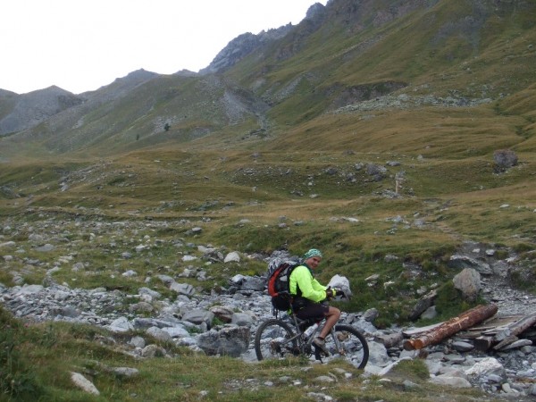 Montée du col du Peas : Dans la zone de poussage-portage