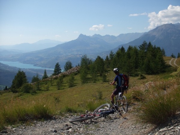 Bientôt le bain : Le lac de Serre Ponçon au bout de la descente...