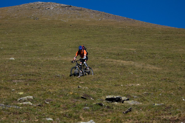 #2 Sous la crête : Un bon sentier gazonné Sous la crête : Un bon sentier gazonné