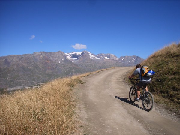 #1 Montée sur le Plateau : Montée bien roulante qui laisse le temps de profiter de la vue sur Les Grandes Rousses Montée sur le Plateau : Montée bien roulante qui laisse le temps de profiter de la vue sur Les Grandes Rousses