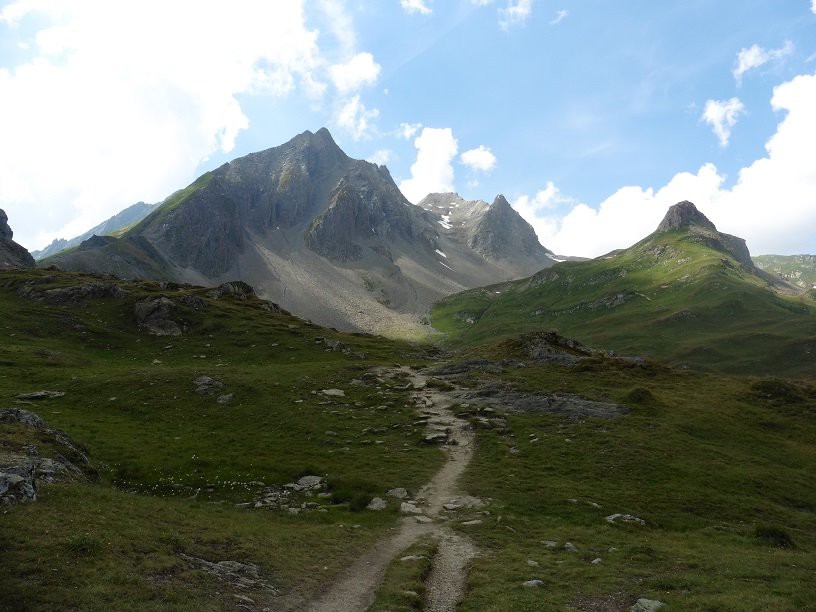 Sentier sur fond de Combe Neuve
