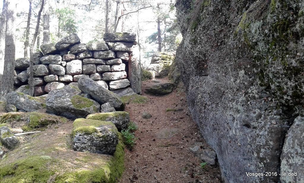 le sentier va suivre le mur paien pendant des km