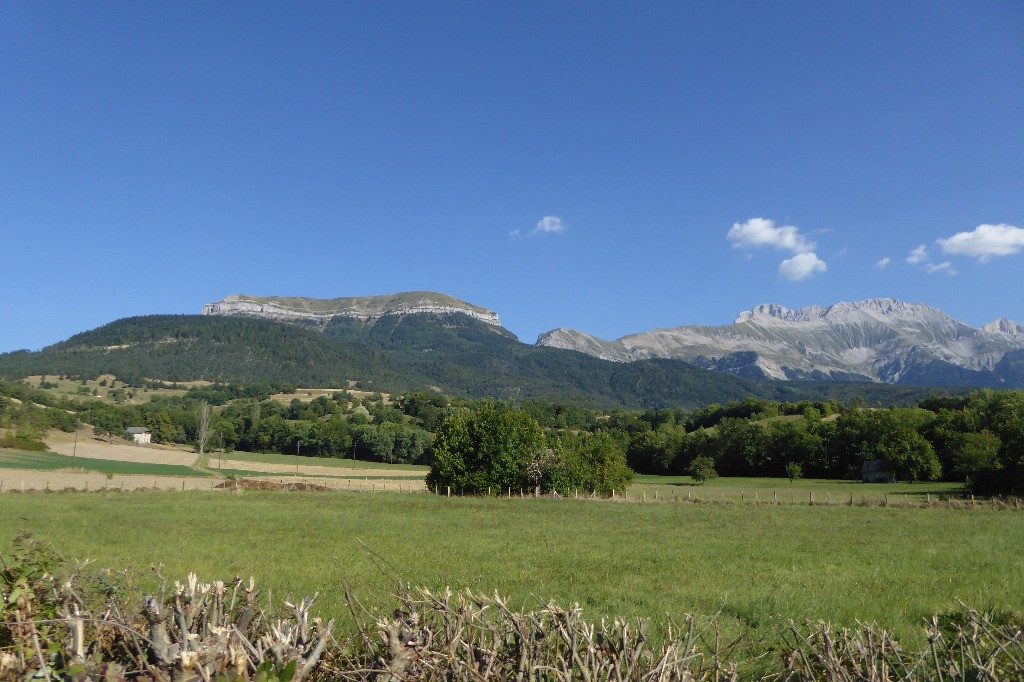 Vue sur l'ensemble: De gauche à droite le Châtel, le col de la Brèche, l'Aiguille, le col de l'Aiguille, l'Obiou et même un petit bout du Grand Ferrand. 