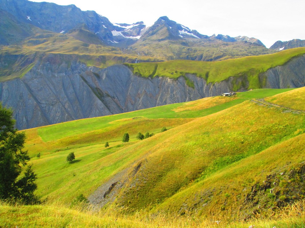 Chalets de la Boire sous le massif des Grandes Rousses.