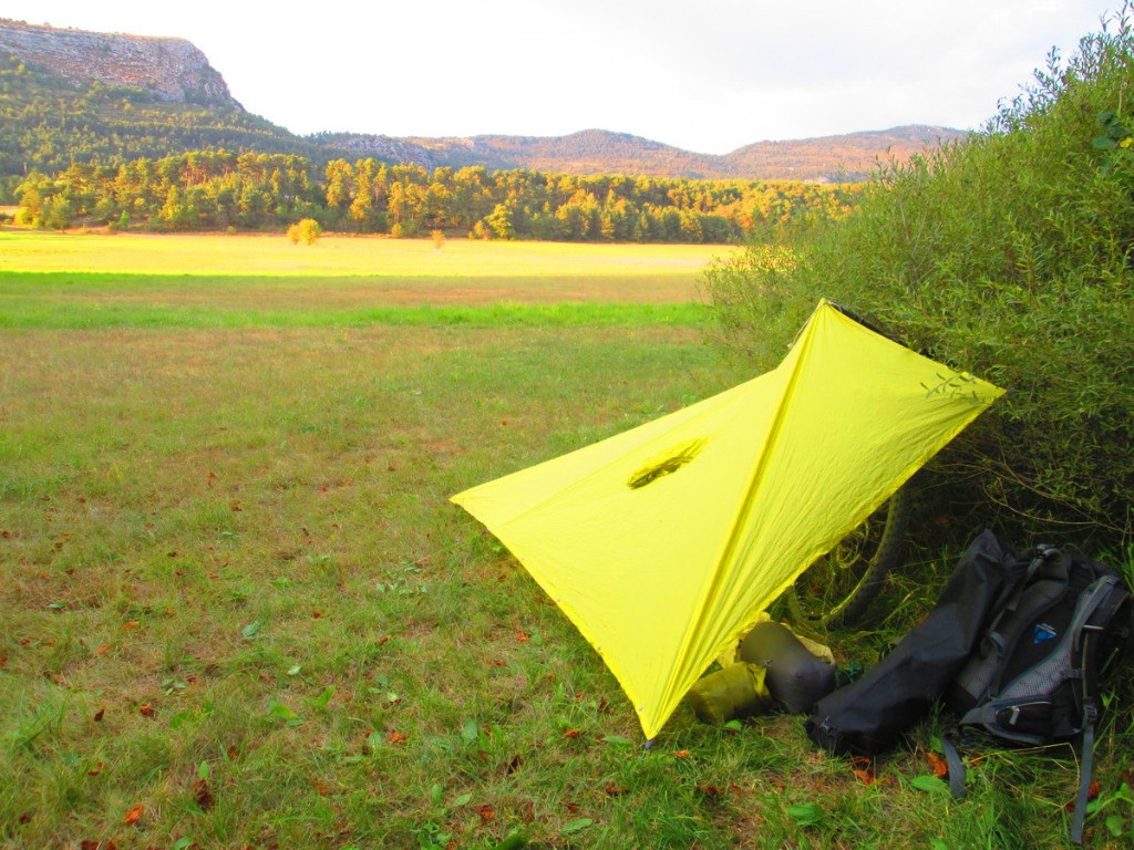 Bivouac vers Valderoure: quand le vélo sert de mat pour le tarp.