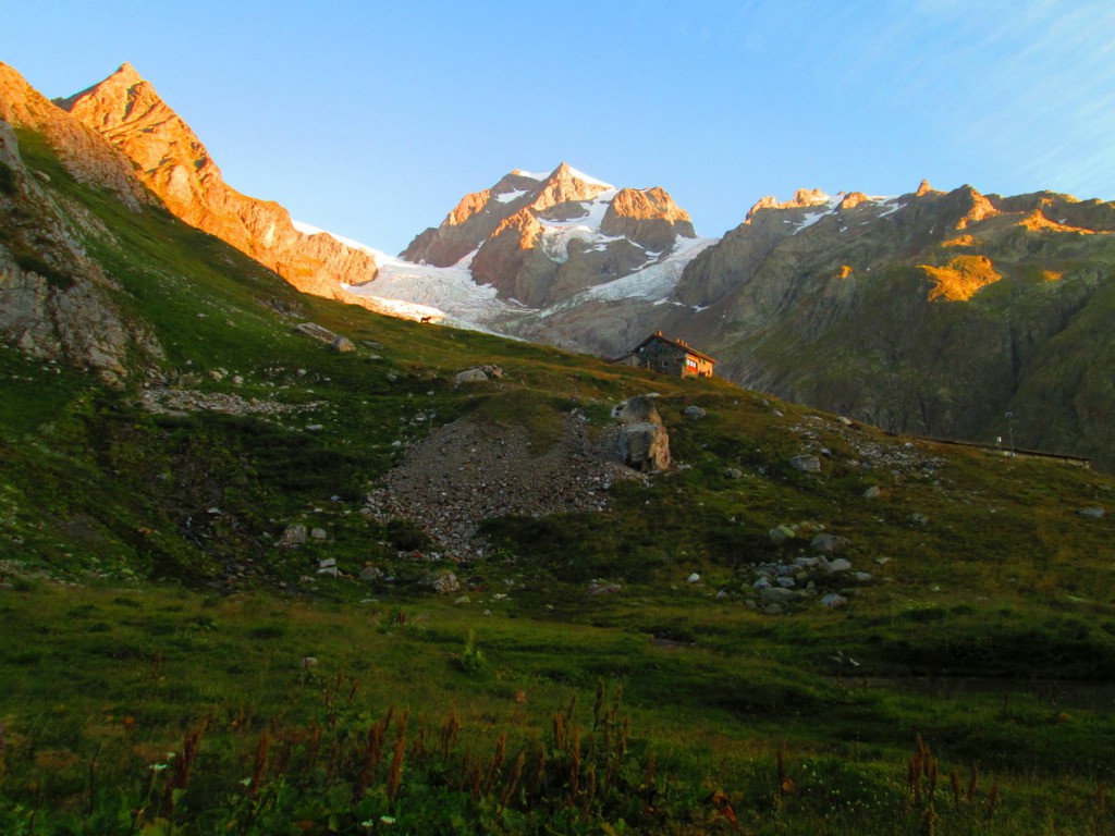 #7 Lever de soleil sur l Lever de soleil sur l'Aiguille de Trélatête et le refuge Elizabetta Soldini
